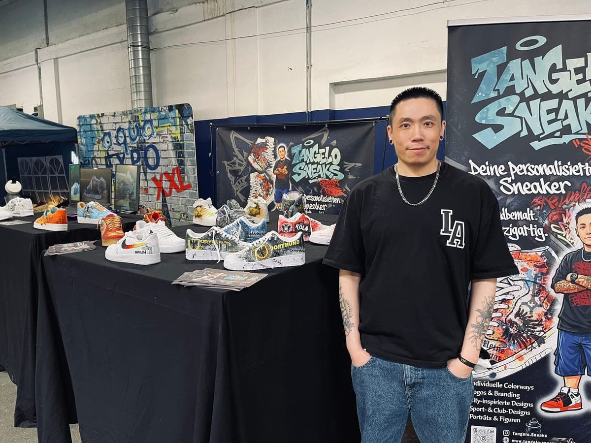 Steven an seinem Messestand mit Custom Sneakers
