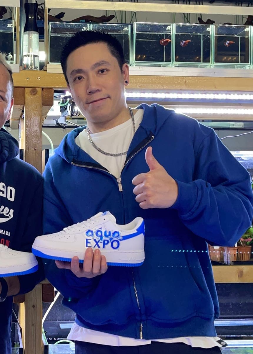 Steven zeigt einen fertigen Custom Sneaker