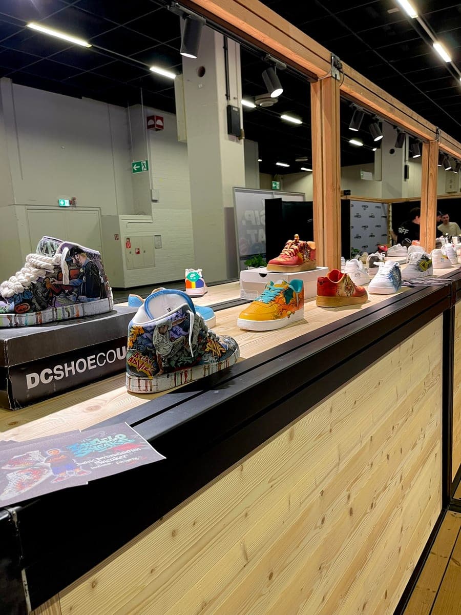 Custom Sneakers von Tangelo Sneaks auf einer Messe ausgestellt
