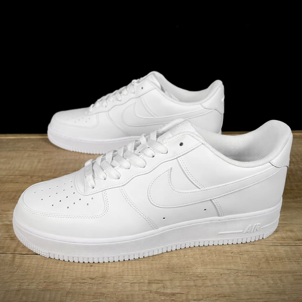 Weiße Sneakers vor der Bemalung