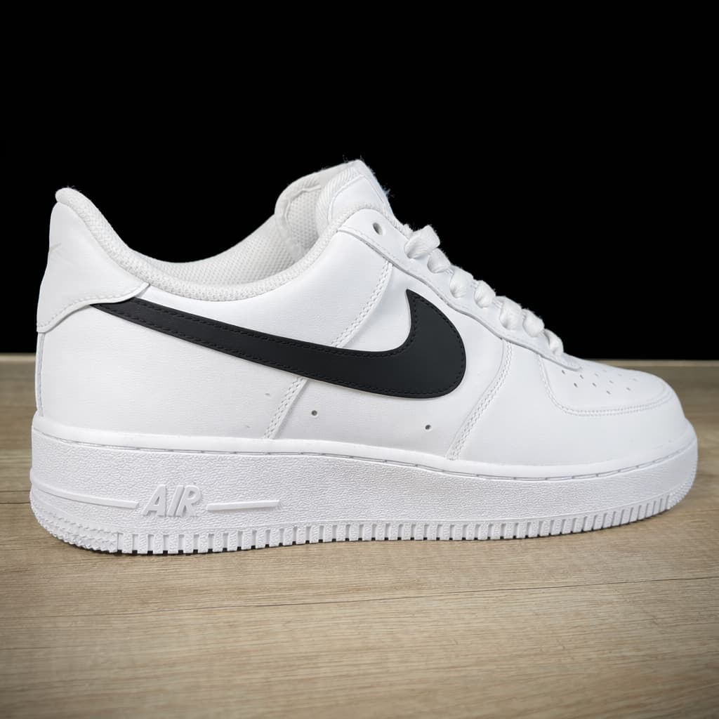Weiße Nike Air Force 1 vor Custom Bemalung